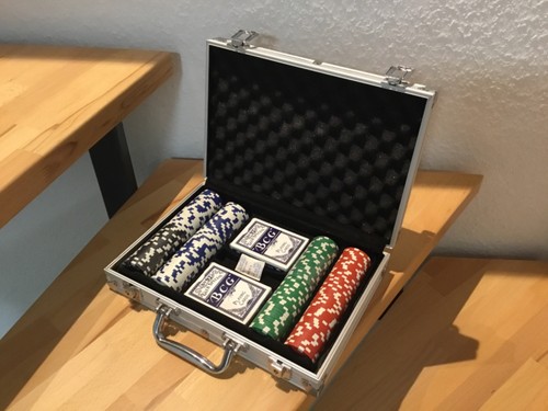 Aluminiumkoffer mit pokerchips - aluminiumkoffer,